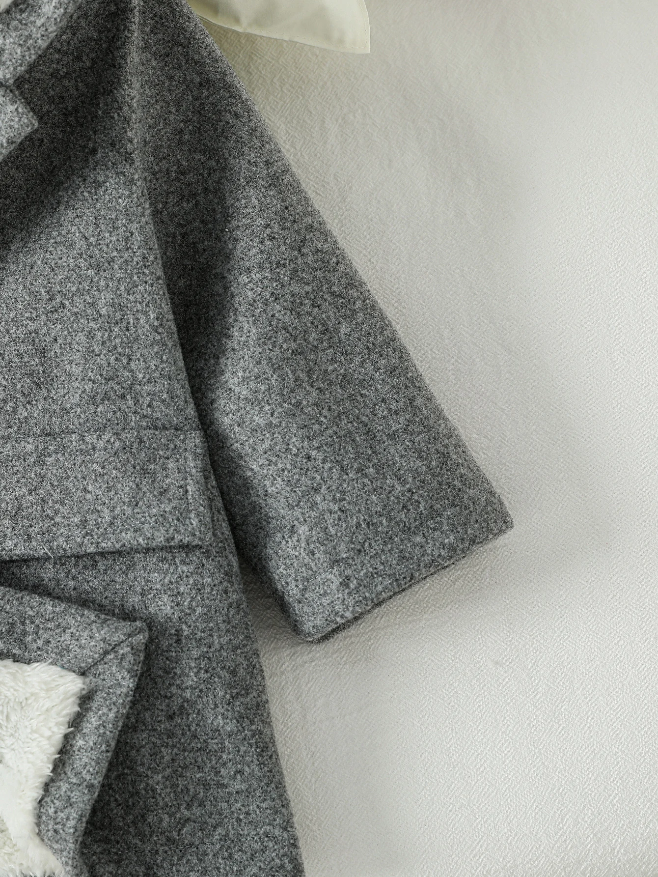 معطف شتوي دافئ متين للأطفال الأولاد موضة 2025 معاطف بقلنسوة من الصوف ملابس أنيقة للأطفال معاطف ملابس لـ 1-3 سنوات ملابس الشارع