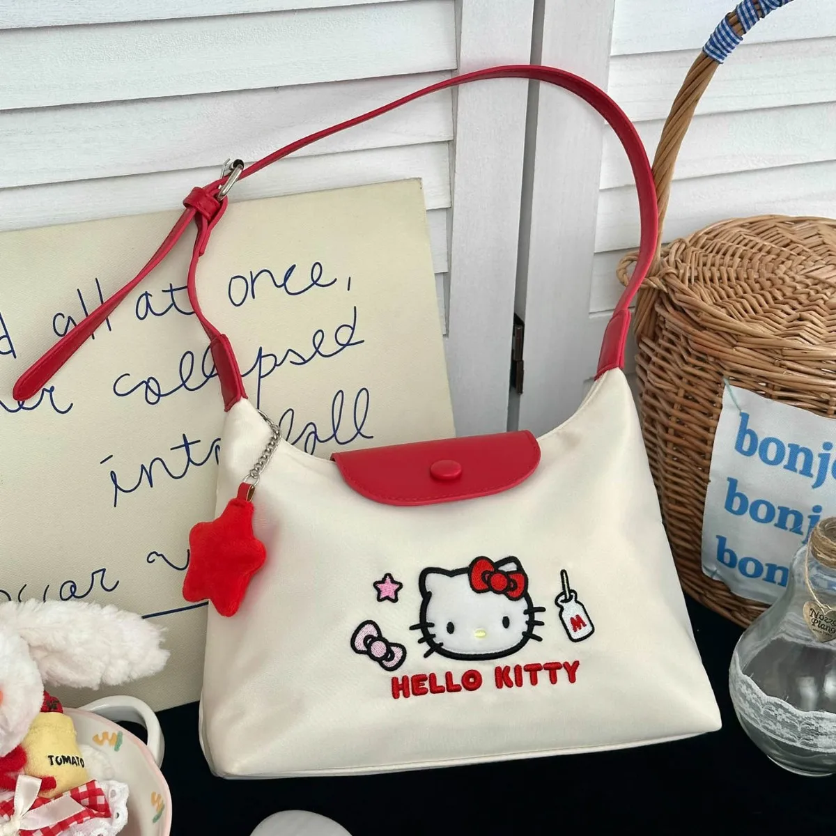 

Официальная сумка Sanrio для ежедневных поездок с вышивкой Hello Kitty, новая портативная сумка через плечо для девочек 2025 года.