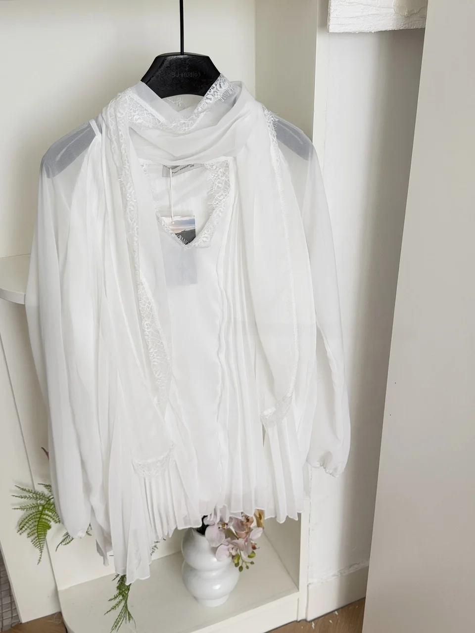 เสื้อชีฟองทรงหลวมสไตล์ฝรั่งเศส ประดับลูกไม้  คอลเลคชั่นฤดูใบไม้ร่วง 2025  ผ้าเนื้อบางเบา  ทรงหลวม  ชายเสื้อโค้ง  ช่วยพรางหุ่น