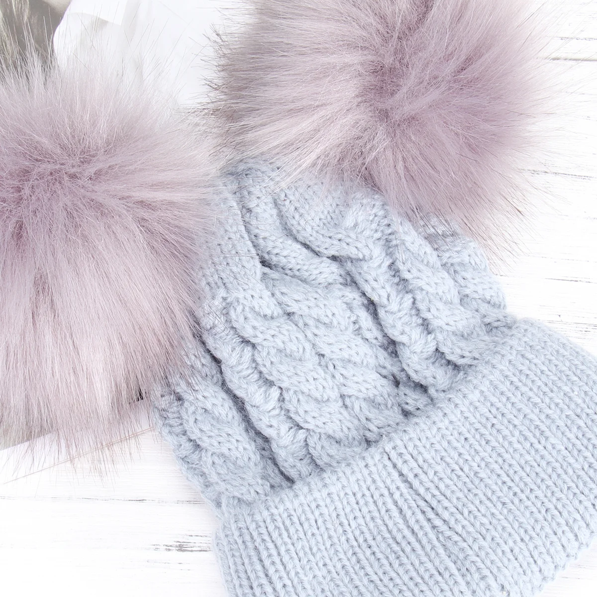 Cappello in maglia intrecciata grigia per bambini Doppio palla di pelo Berretto invernale in maglia calda per bambini Cappello con palla di pelo morbido e confortevole per cappelli a cuffia per bambini
