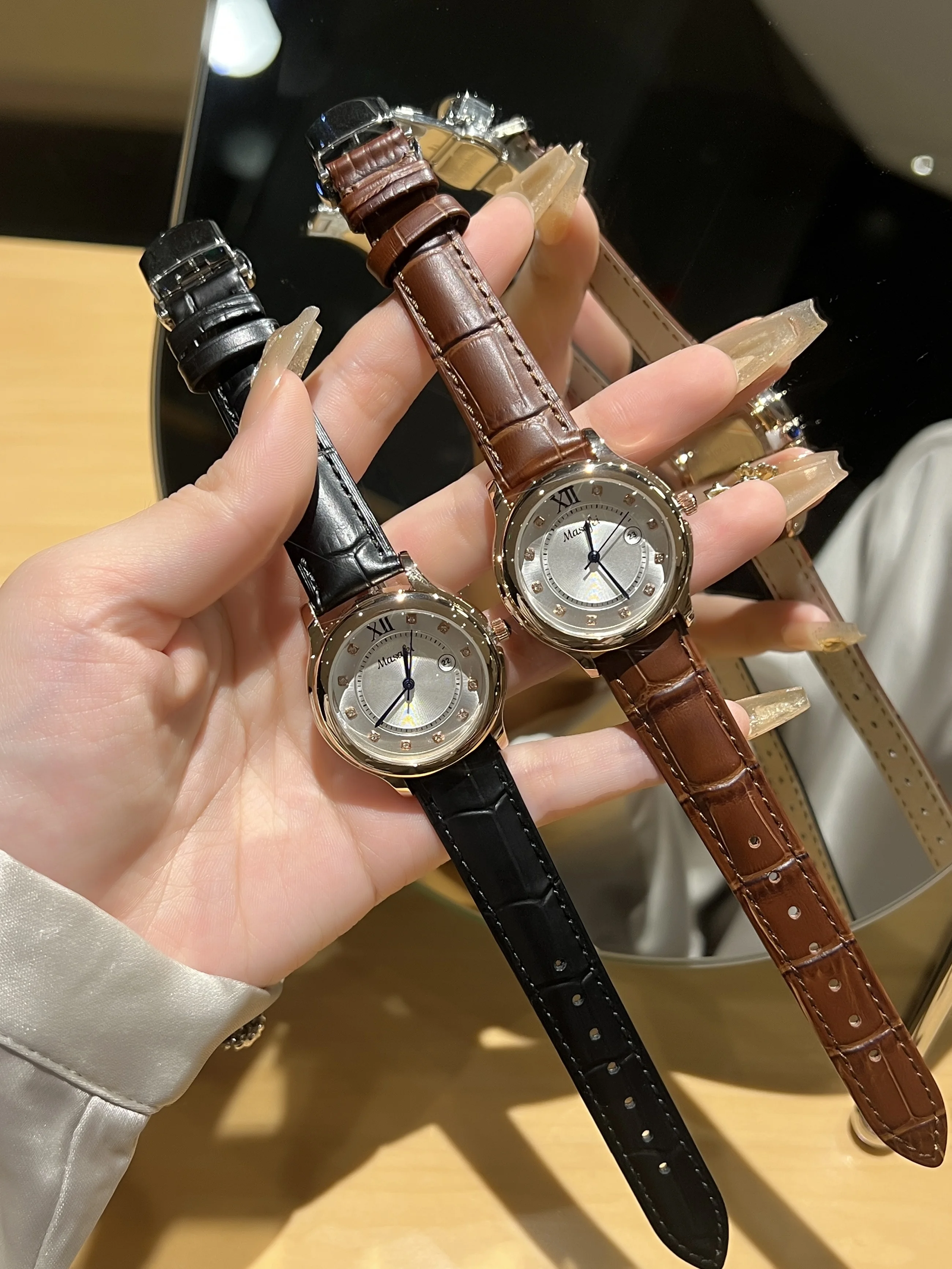 Relógio de quartzo estilo senhora com pulseira de couro balão azul