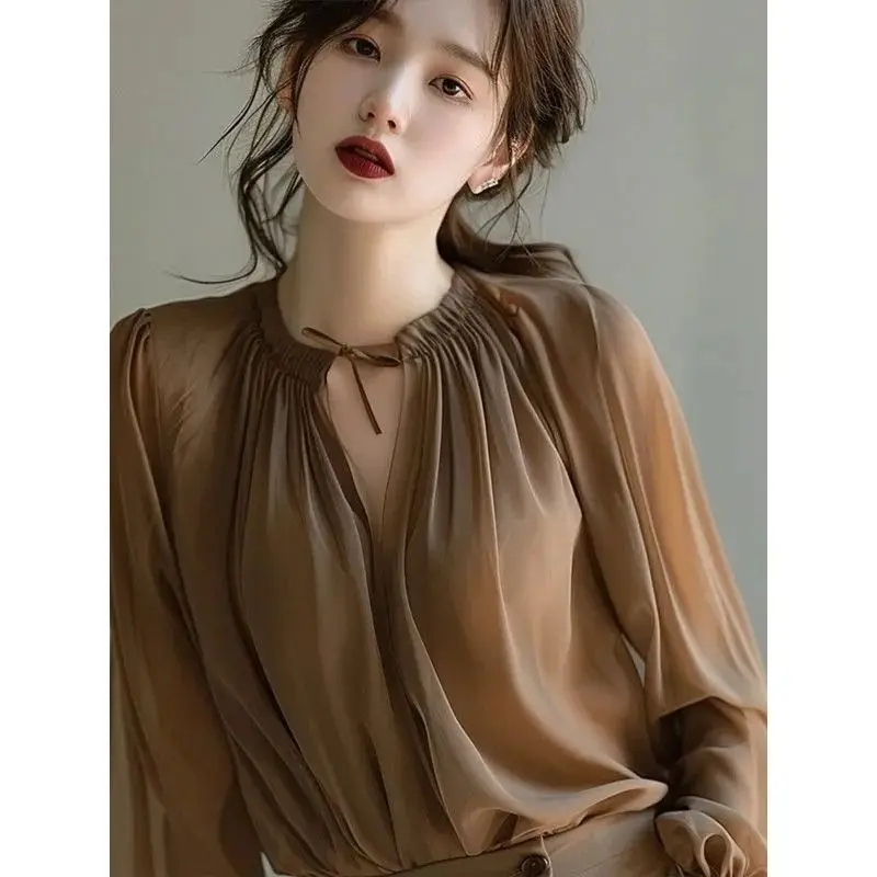 Elegancka bluzka damska z bufiastymi rękawami i wiązanym dekoltem, luźny krój, styl z dekoltem w kształcie litery V, idealna na wiosnę i jesień.