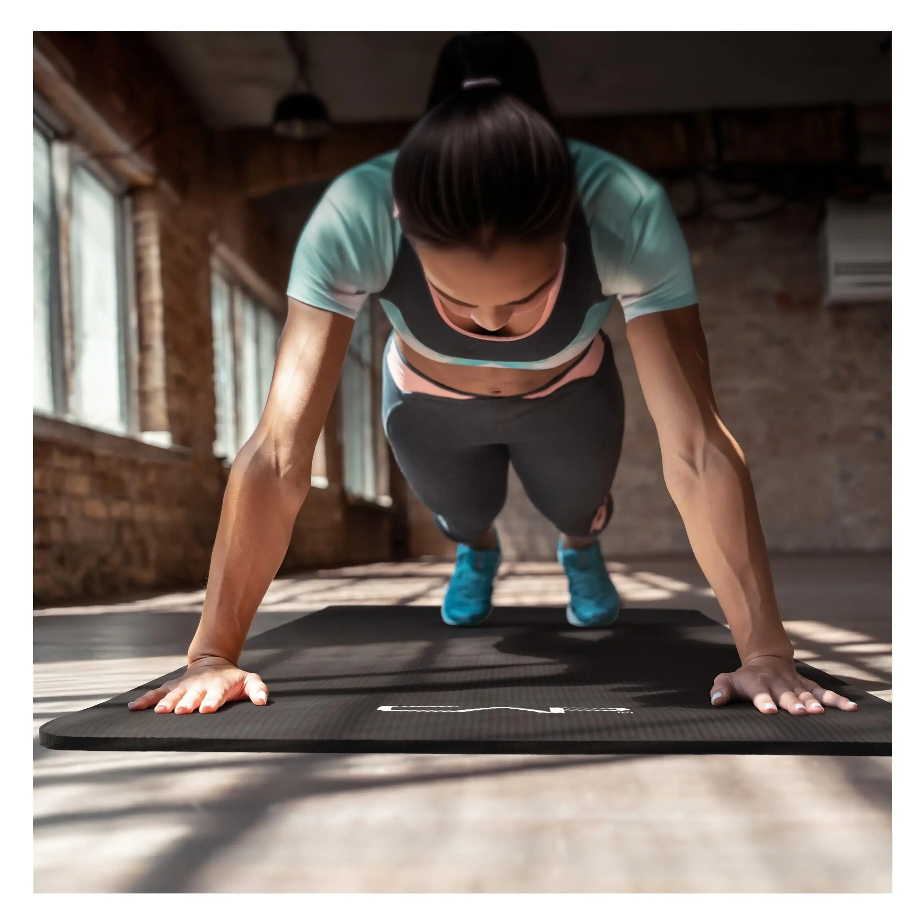 سجادة تمرين عالية الكثافة مع أشرطة، سجادة يوجا، معدات اللياقة البدنية، هيكل متين، رمادي. 68.11 × 24.02 × 0.50 بوصة