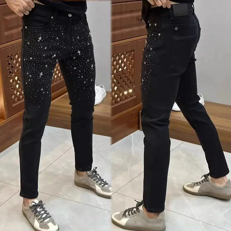 Nowe czarne, rozciągliwe, stylowe, koreańskie, jesienne dżinsy na co dzień z naszywkami, ozdobami, ołówkowe spodnie Rhinestone luksusowe męskie dżinsy Kpop