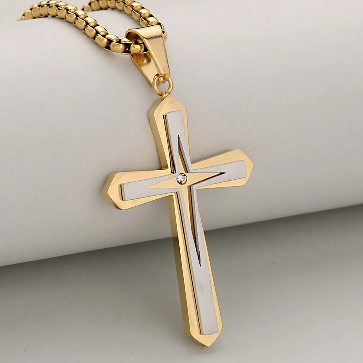 

Light Luxury Shiny Stainless Steel Two-Tone Diamond Cross Pendant Necklace For Men And Women, Exquisite and Eye-Catching