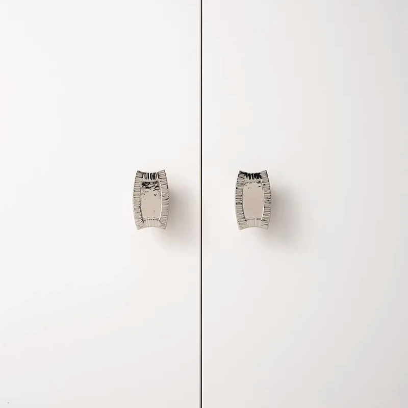 Schranktürgriff aus galvanisiertem, rostfreiem Metall mit kreativem handgefertigtem Hammermuster, Titan-Silber-Griff, Möbelbeschlag. – Detail 6