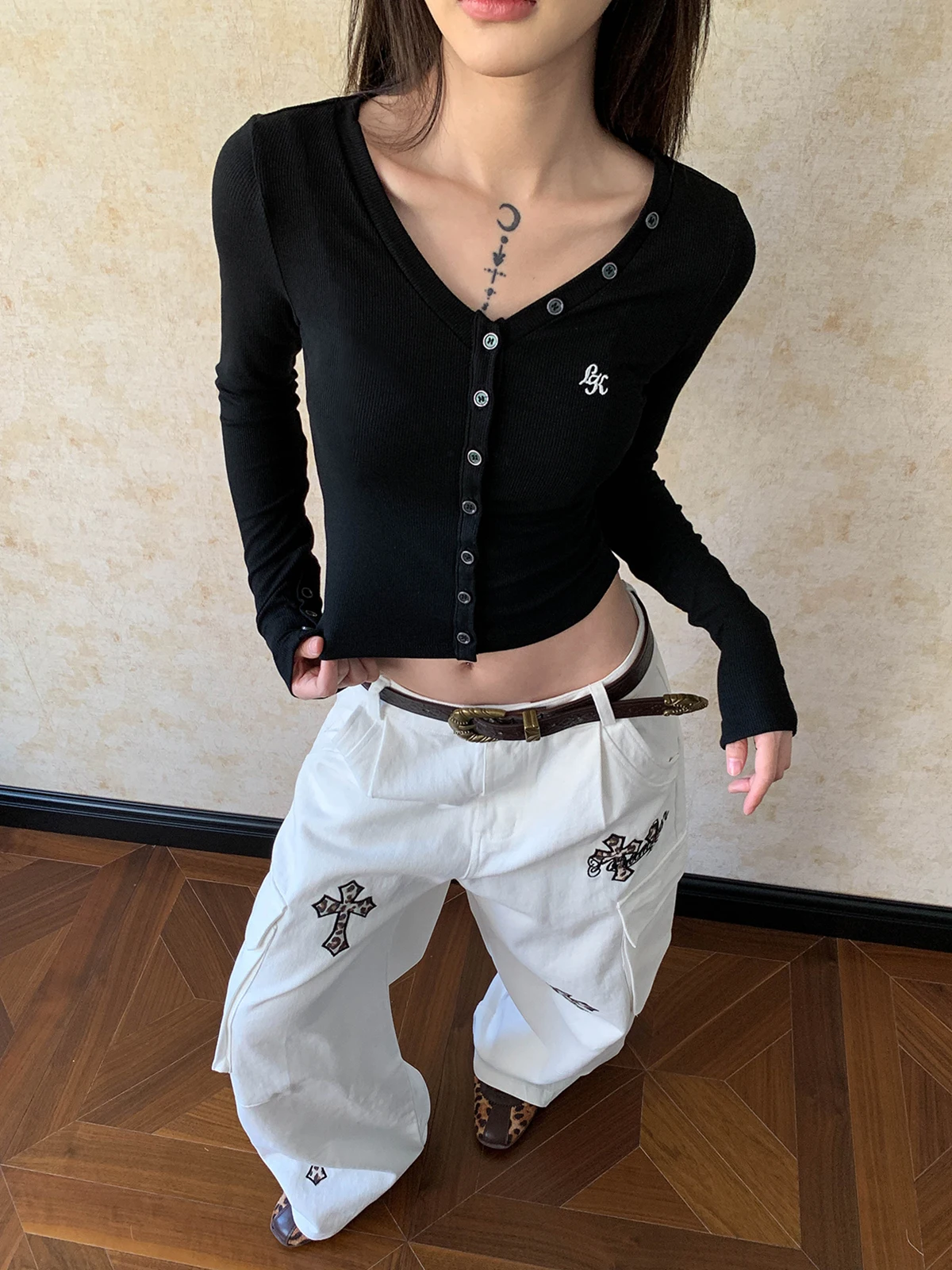 

Женская приталенная футболка с V-образным вырезом и пуговицами, черная, с длинным рукавом, весна-лето, базовая модель