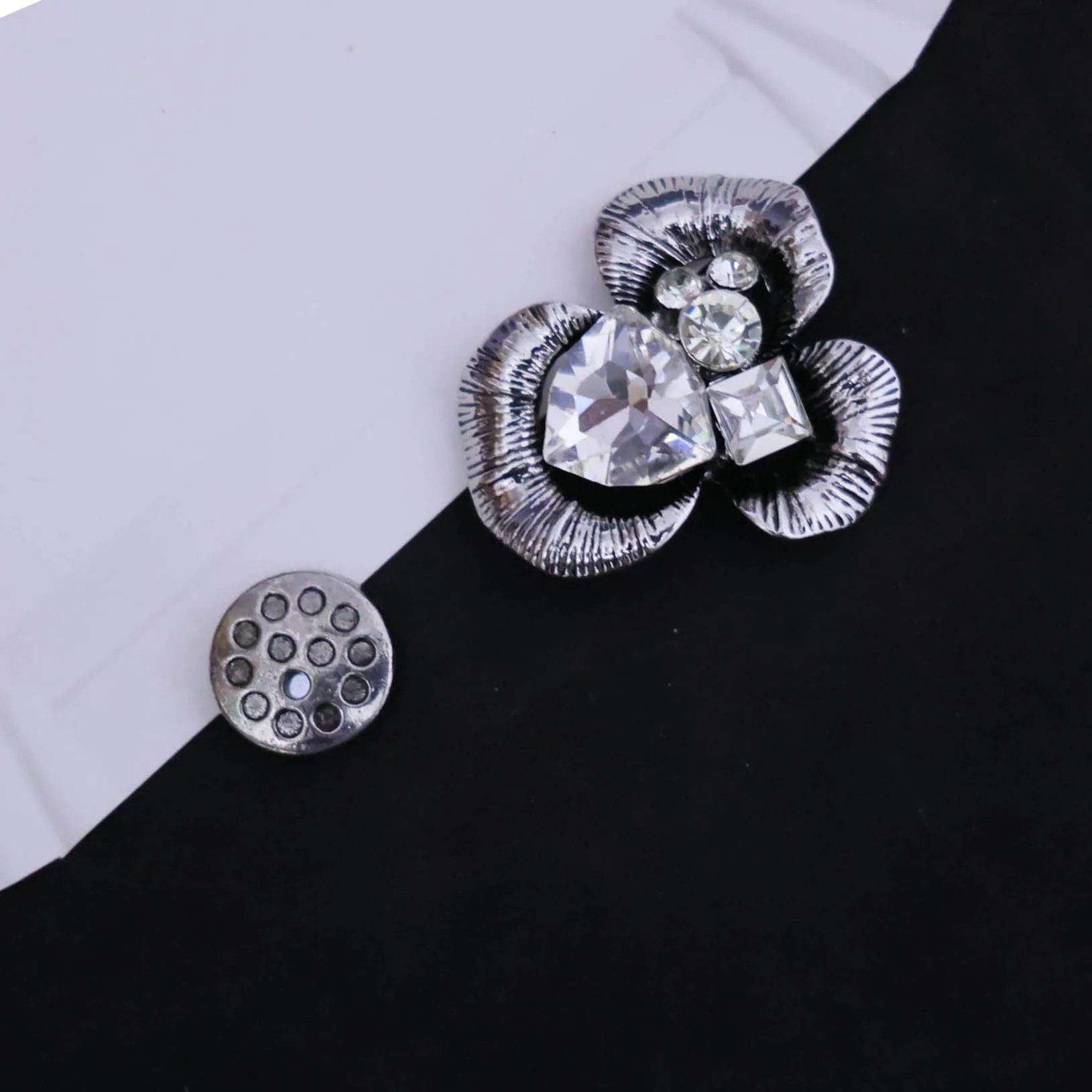 European and American new crystal flower crystal brooch women's high-end versatile flower creative suit corsage