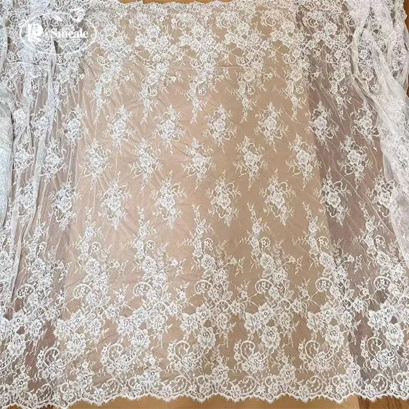 3 Meter Länge. Handgefertigter Spitzenstoff mit Bordürenstickerei, verwendet für Brautkleider und Nähzubehör. Französischer romantischer Spitzenstoff. – Detail 7