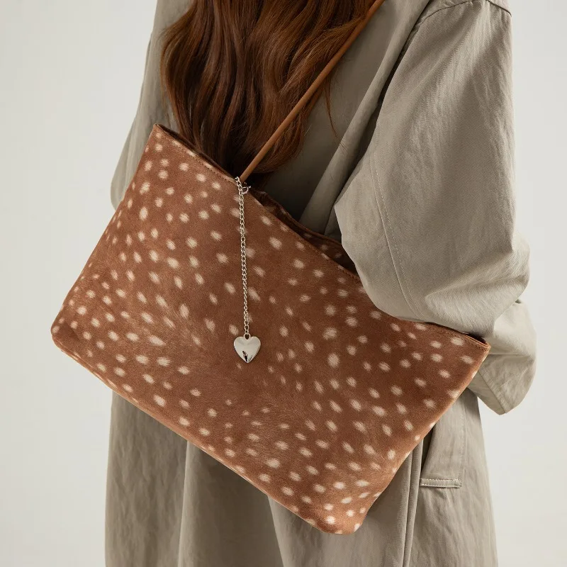 Fashion Shoulder Bag for Ladies - Deer-pattern Handbag with Large Capacity and Animal Print, Suitable As A Shopping Bag.