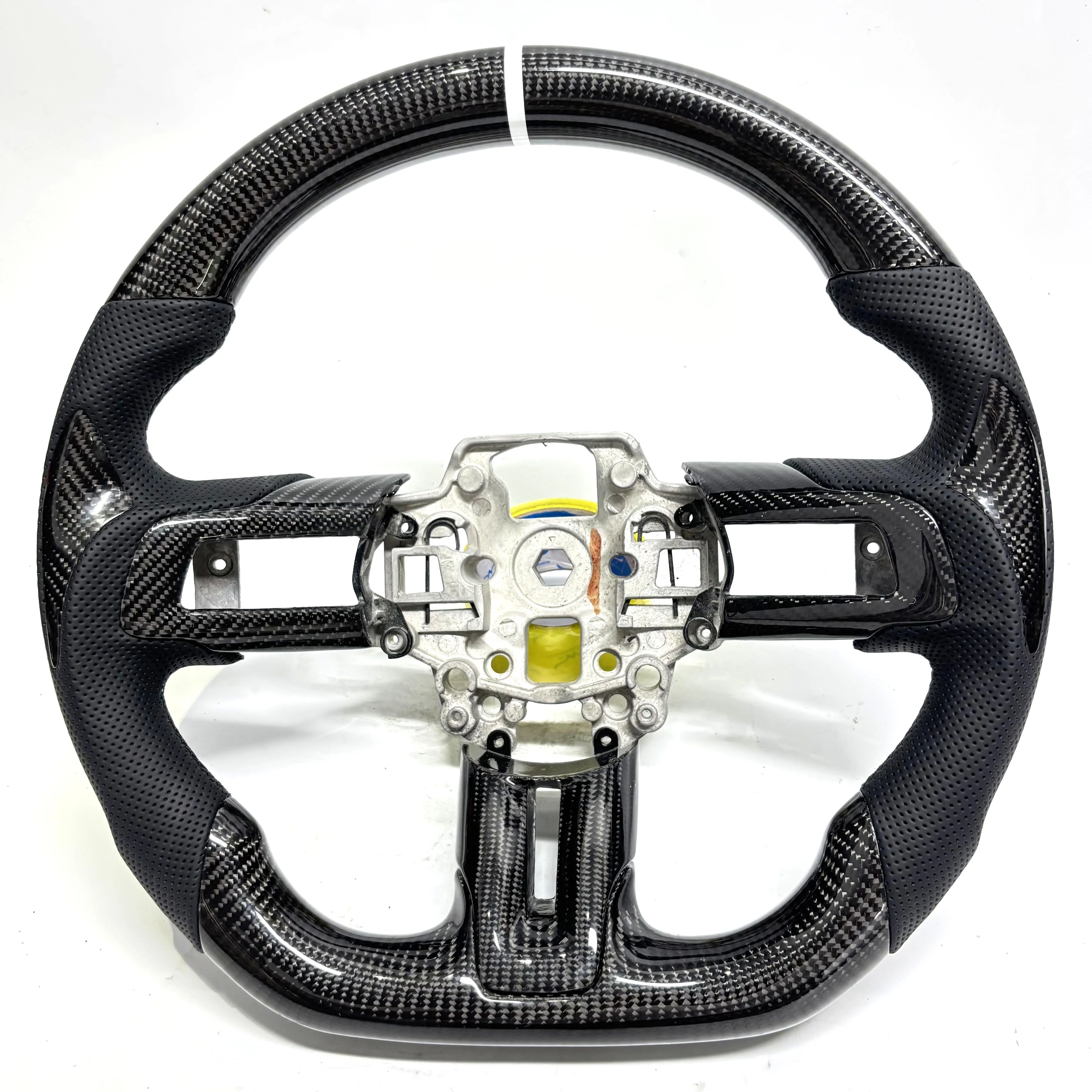 

Перфорированный кожаный руль из углеродного волокна с подогревом для Ford Mustang 2015-2023 гг.