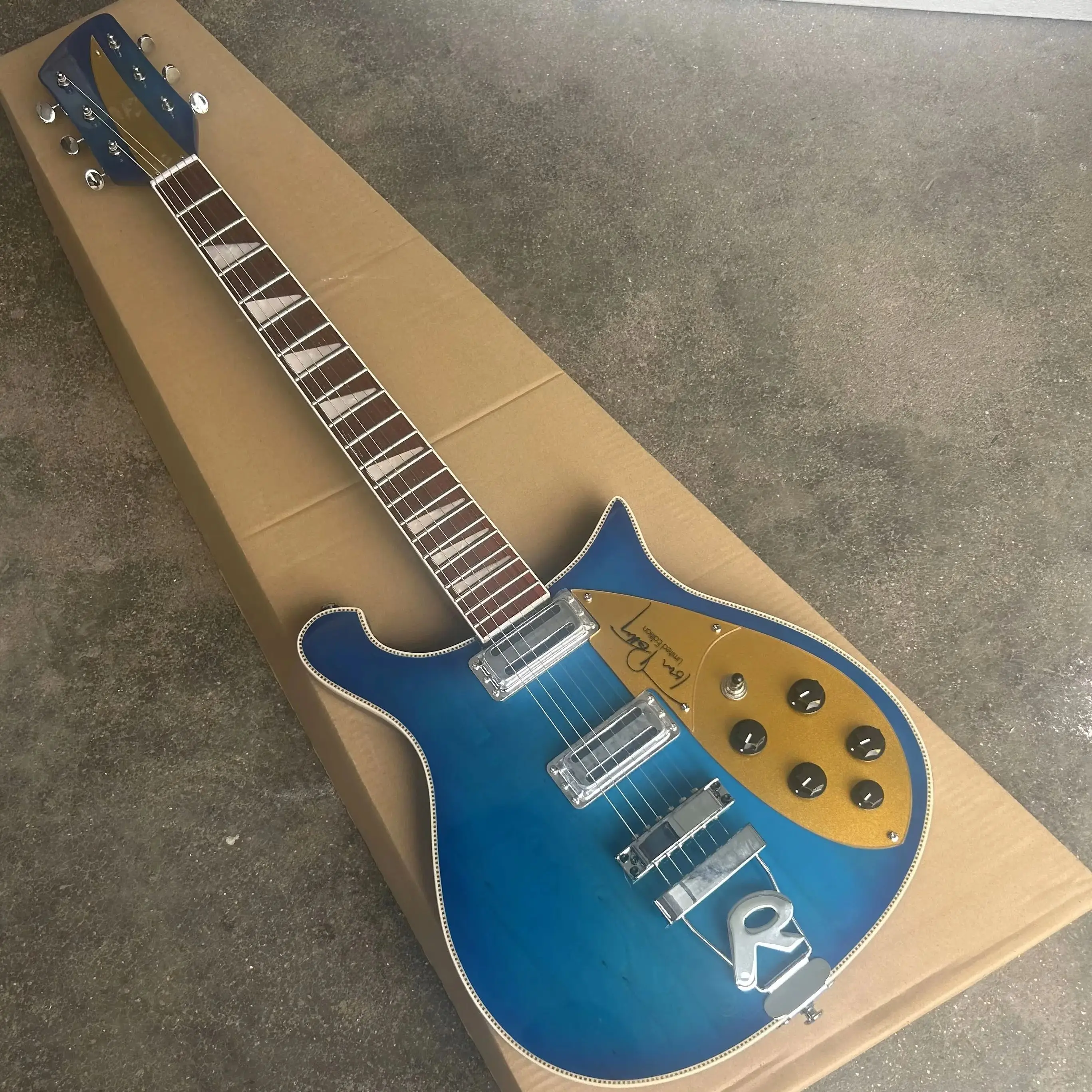 

В наличии электрогитара Ruikenbaker 660, синяя оптом и в розницу.