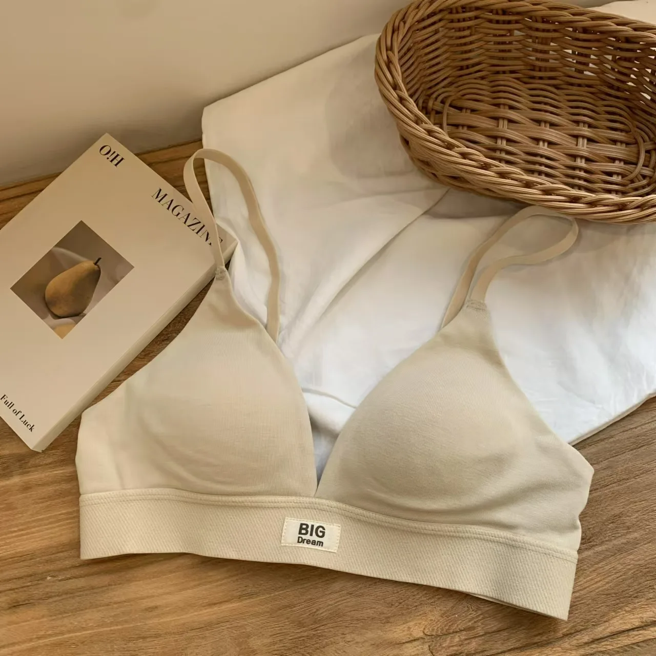 ชุดชั้นในสตรีสามเหลี่ยมฝรั่งเศสถ้วยหน้าอกเซ็กซี่ Underwire Bra บาง