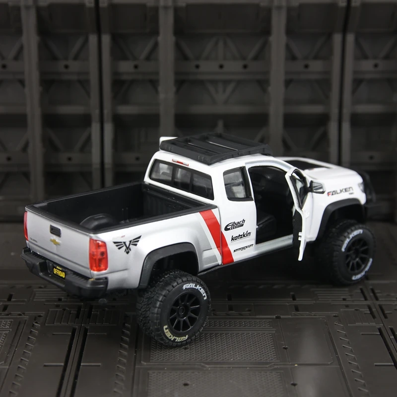 

Модель автомобиля Maisto 1:27 Chevrolet Colorado ZR2 Pickup Transport Vehicle из сплава, с открывающимися дверями с обеих сторон.