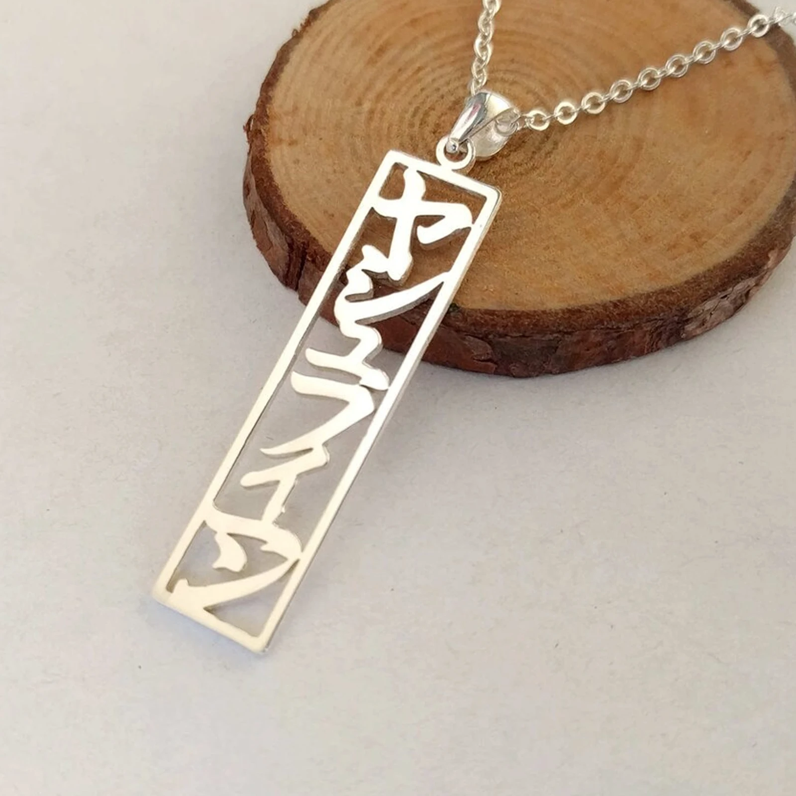 Lemegeton Collier avec nom japonais personnalisé, pendentif Kanji japonais personnalisé, lettre verticale encadrée creuse, bijoux cadeaux d'anniversaire