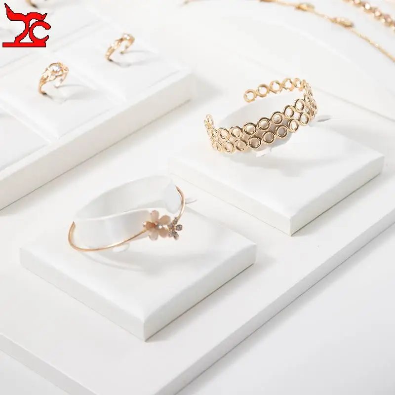 Luxurious Exhibitor Set Jewelry Display Stand White Leather Necklace Pendant Organizer Jewelry Window Counter Display Showcase