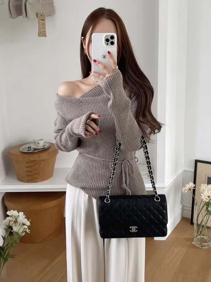 سترة نسائية أنيقة بتصميم ربيعي مبكر، بكتف واحد مكشوف، مع حزام للخصر، متعددة الاستخدامات وذات ياقة غير متماثلة