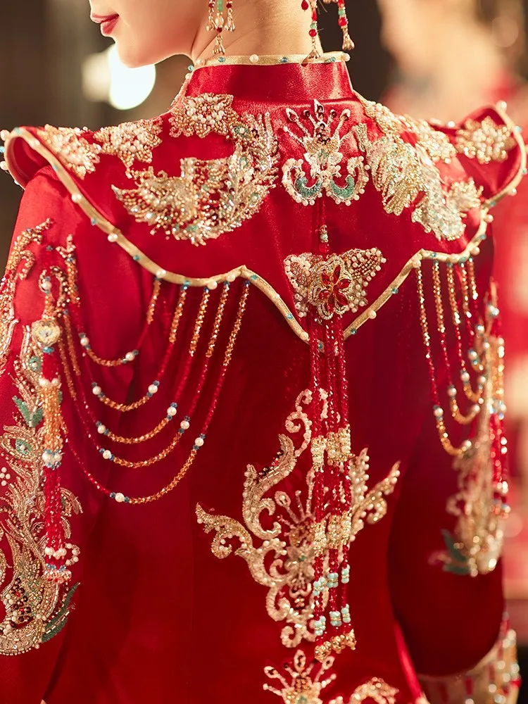 The bride's new Chinese-style wedding dress is luxurious and grand featuring a phoenix crown red robe