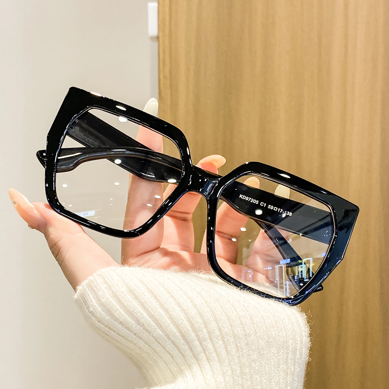 1 Pair of Women's Shiny Black Cat-Eye Square Glasses, Retro and Stylish, Slimming and Trendy Women's Glasses, Suitable for Daily Outings, Store Visits, Casual Dates, and Commuting Wear