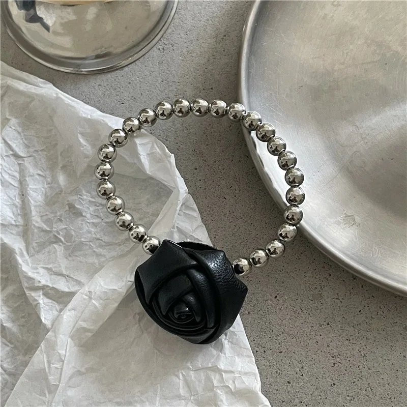 ربطة شعر عصرية لامعة من جلد البولي يوريثان على شكل برعم وردي للنساء مع ربطة شعر مرنة مخصصة من الخرز الفضي