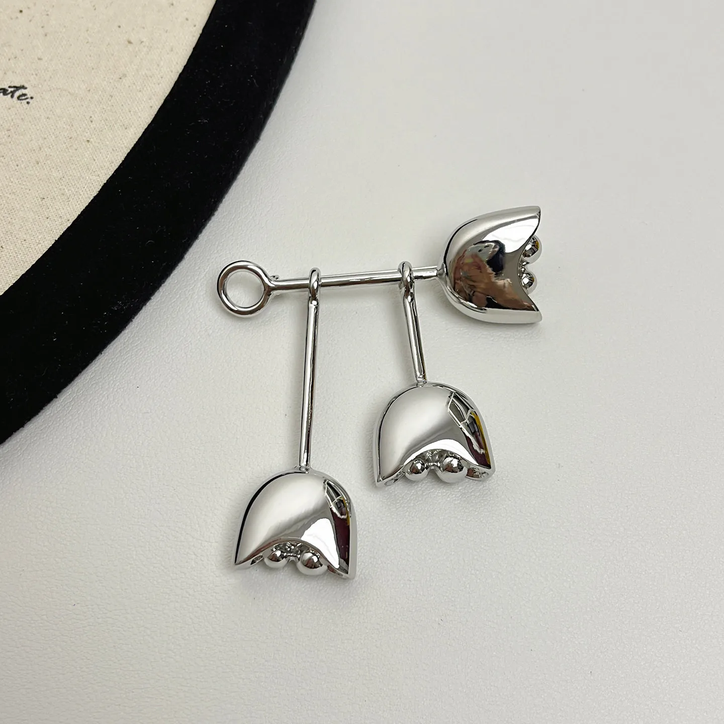 

Изысканная брошь в стиле легкой роскоши с цветком, металлическая булавка в виде лилии поля, элегантный аксессуар для пальто и костюма для женщин