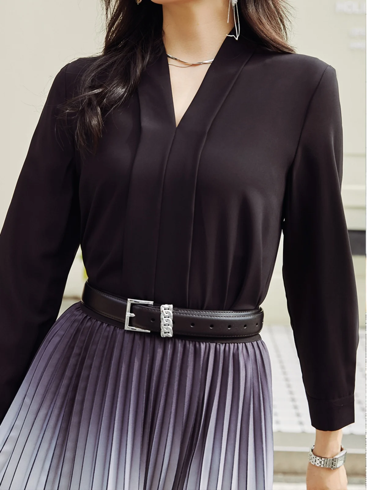 

Комплект: блузка с V-образным вырезом и плиссированная юбка с эффектом похудения, женская модная одежда для весны и осени, полиэстер, для повседневной носки