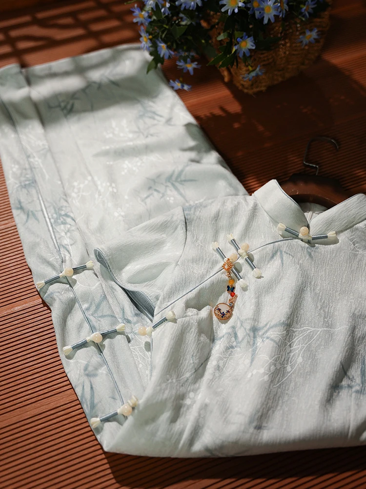 

Платье для молодых женщин с цветочным принтом, коротким рукавом и низким разрезом, для повседневной носки, удобного кроя, в стиле китайского традиционного возрождения.