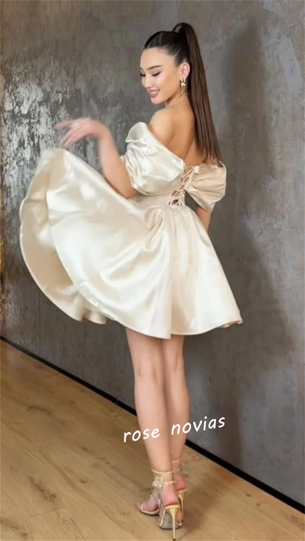 Abiti corti a trapezio con spalle scoperte e nastro plissettato Charmeuse personalizzato su misura per occasioni speciali Abito da festa Semplice ed elegante