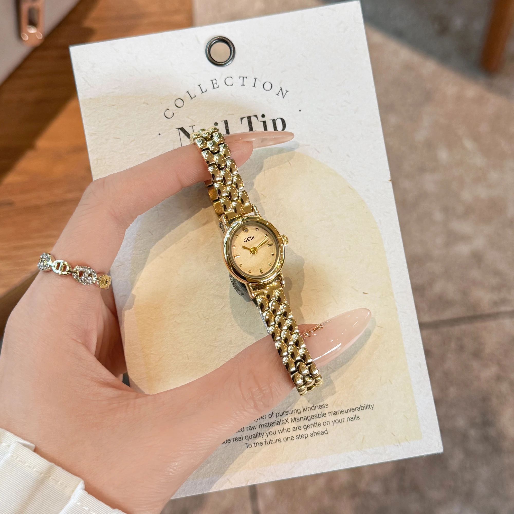 ساعة نسائية خفيفة فاخرة صغيرة رائعة للنساء ذات قيمة عالية 2025 ساعة كوارتز جديدة قرص صغير ساعة مختارة راقية