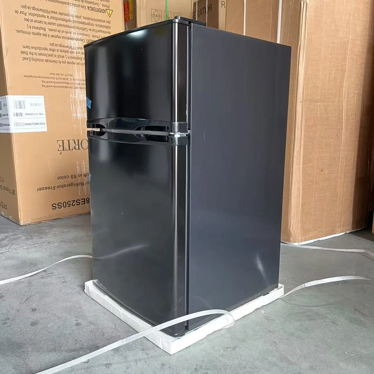Black Refrigerator Double Door Mini Bar Fridge 3.1Cuf 90L Top Freezer Support Wide Power Source 110-240V 50/60HZ