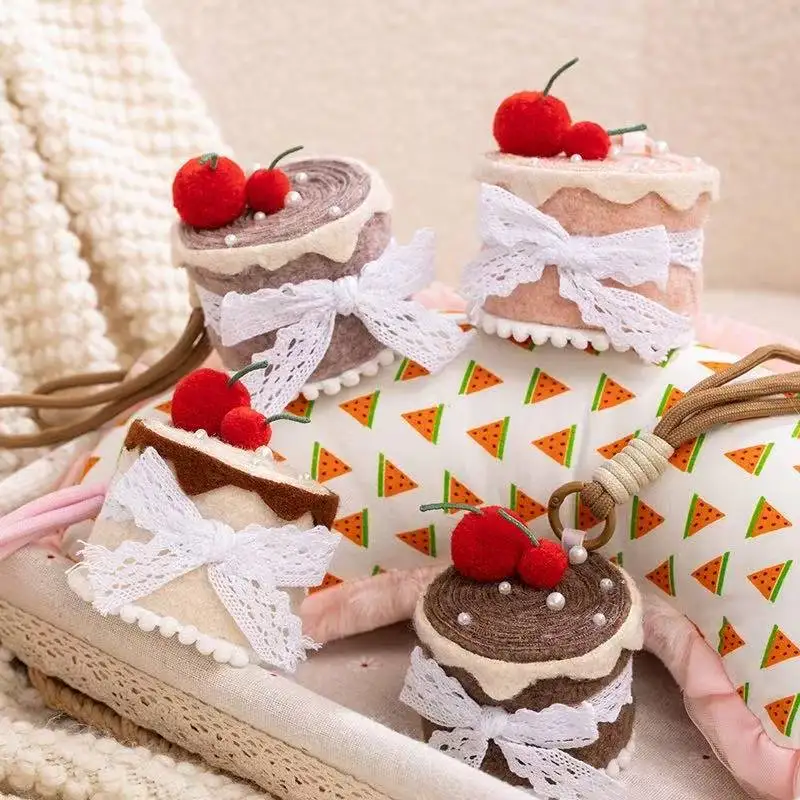 أحدث الكرز كعكة حقيبة الظهر قلادة المفاتيح Kawaii محشوة ألعاب من نسيج مخملي دمية الكرتون أنيمي لطيف هدية لصديقة متعة دمية