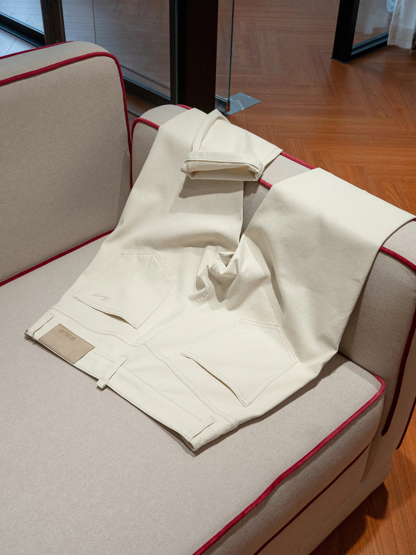 

Джинсы из органического хлопка с таниновой обработкой, 12 унций, тонкие, облегающие, с узкими прямыми штанинами.