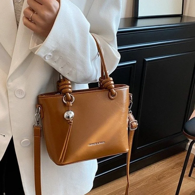 Luxe designer geïnspireerde crossbodytas met monogrampatroon en leren bekleding voor iconische fashion statement