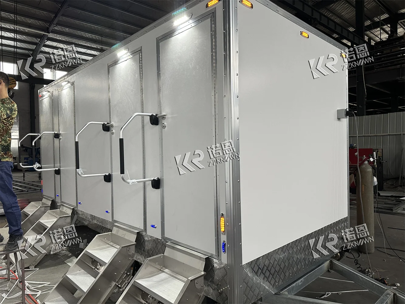 Moveable Toilet And Shower Restroom Luxury Portable Toilets Trailer Bathroom Street WC Customized Portable Restroom Trailer