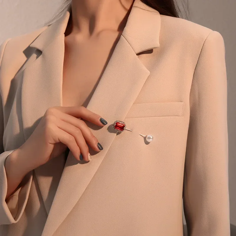 Retro Elegnat OL Square Crystal Pearl Brooches Red Green Purple Zircon Lapel Pin for Hat Clothing Sweater Scarf Coat Accessories