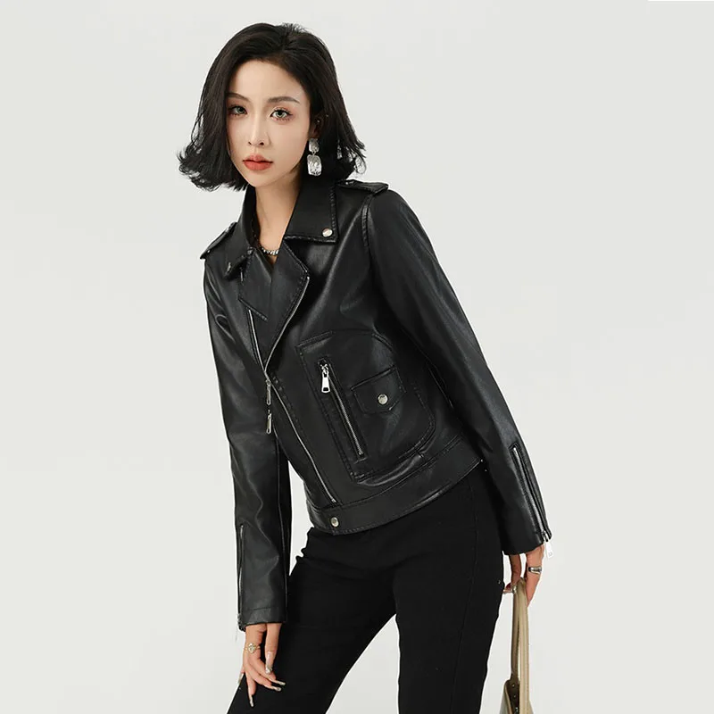 سترة جلدية نسائية 2025 موضة جديدة سوداء قصيرة للدراجات النارية بولي Leather سترة جلدية طية صدر السترة معطف جلد معطف ربيع الخريف الإناث