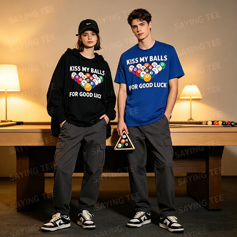 Lustiges Billard-Kunstwerk für Männer und Jungen, Billardliebhaber, Poolspieler T-Shirt, Y2k „Kiss My Balls“ für Glück, T-Shirt mit Spruch für Billardliebhaber – Detail 4