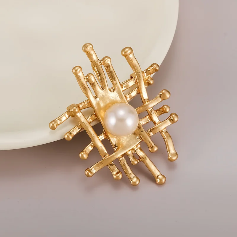 

Vintage Brooch with Exaggerated Design and High-End Feel, featuring Rare and Deluxe Pearl Flower Pin