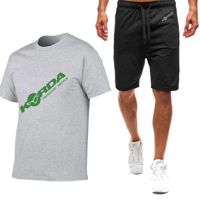 KordaแรงบันดาลใจTribute 2025 ผู้ชายใหม่ฤดูร้อนขายร้อนเก้าสีแขนสั้นชุดสบายๆอินเทรนด์เสื้อยืด + กางเกงขาสั้นชุด