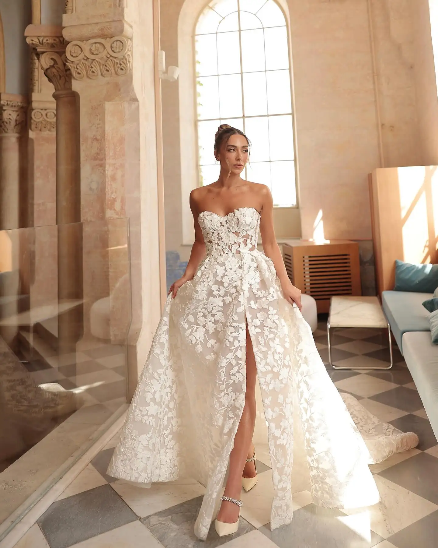 ZIBUYU Strapless 3D ดอกไม้ลูกไม้ชุดเจ้าสาว High Slit สาย 2025 ความยาวชั้น Sheer Bodice Elegant Train ชุดเจ้าสาวที่กําหนดเอง