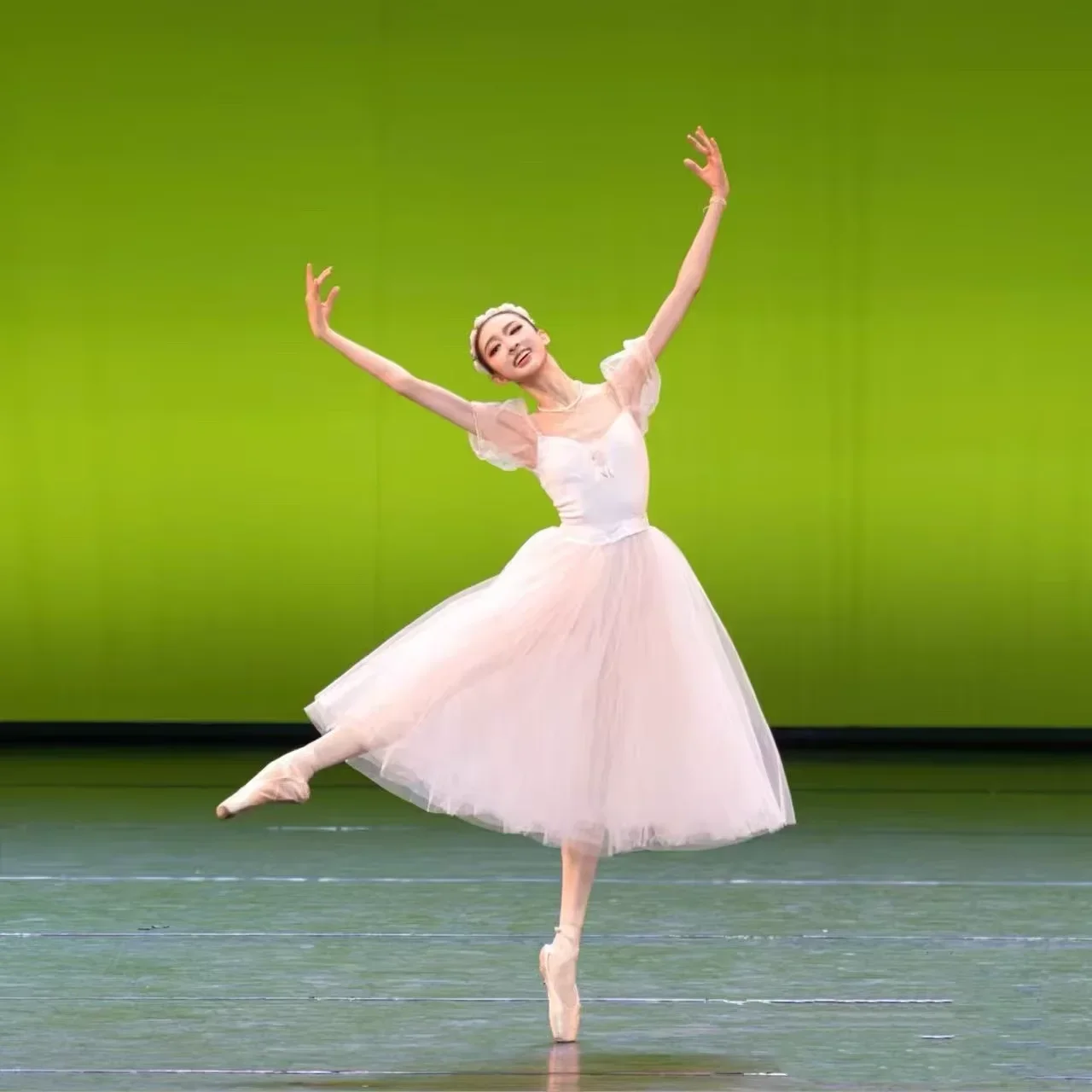 

Профессиональный балетный костюм-пачка для взрослых и детей, балетное платье для выступлений, танцевальный костюм для девочек, дизайн «Лебединое озеро»