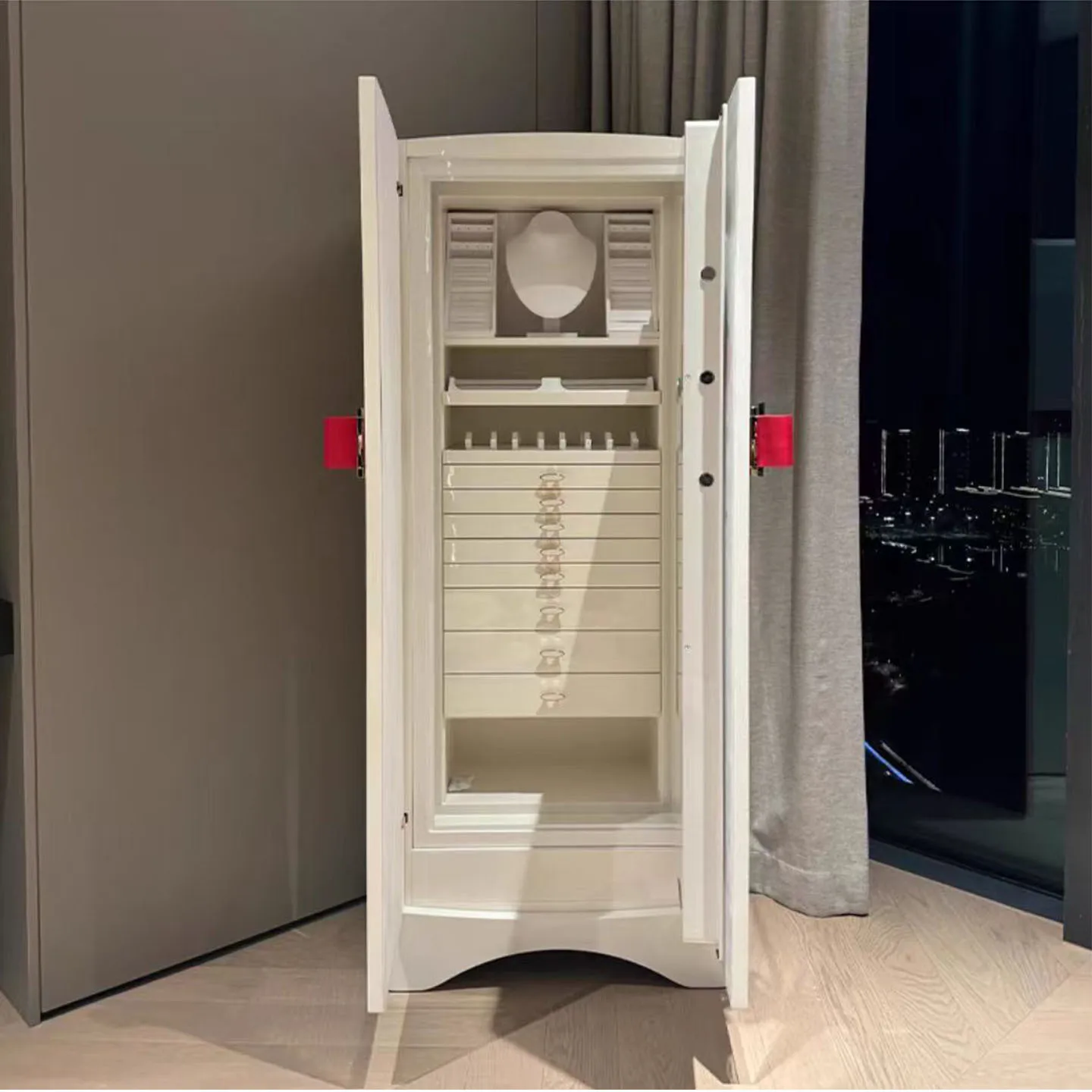 Sicherer High-End-Schmuckschrank im Villa-Wohnzimmer