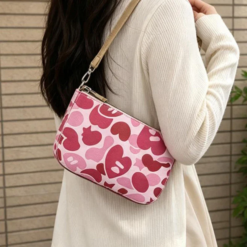Süße Rosa Herz-Print Camouflage Hobo-Schultertasche, Vielseitige Leichte Damen-Handtasche für den Alltag, Lässige Handtasche für den täglichen Arbeitsweg – Detail 5