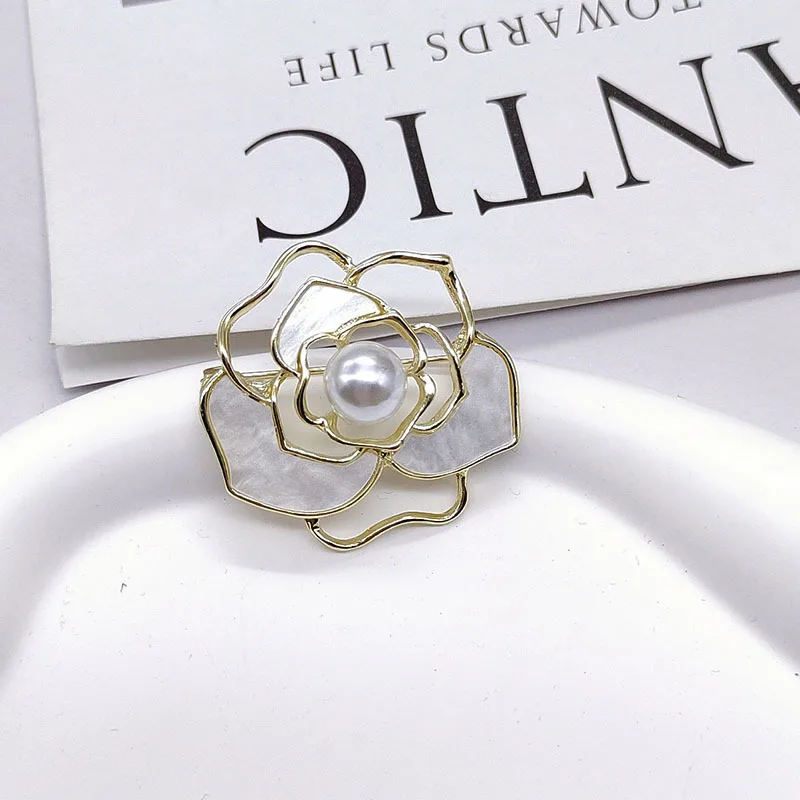 Fashionable hollowed-out camellia brooch for women, high-end pearl brooch, retro flower pin, suit jacket with accessories