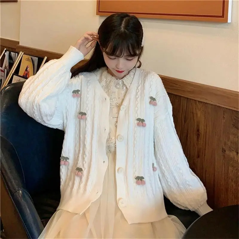 Fashion Small Fragrance White Sweater Women's Spring And Autumn New Korean Version Of Loose European And American Sweater Coat.