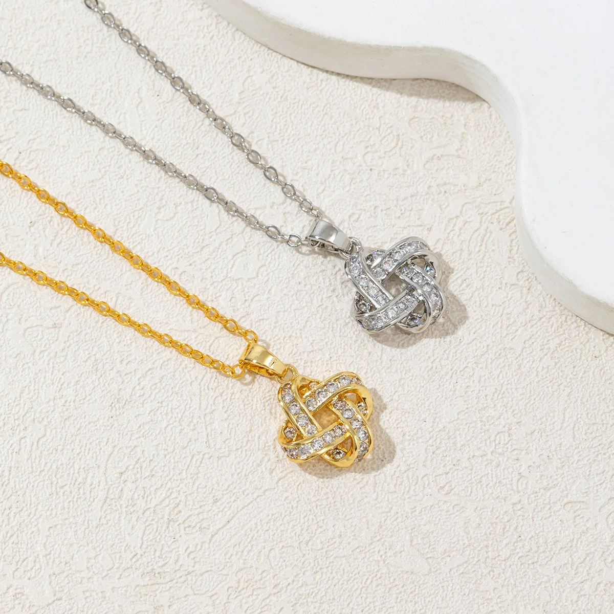 

Ювелирные изделия с хрустальной цепочкой