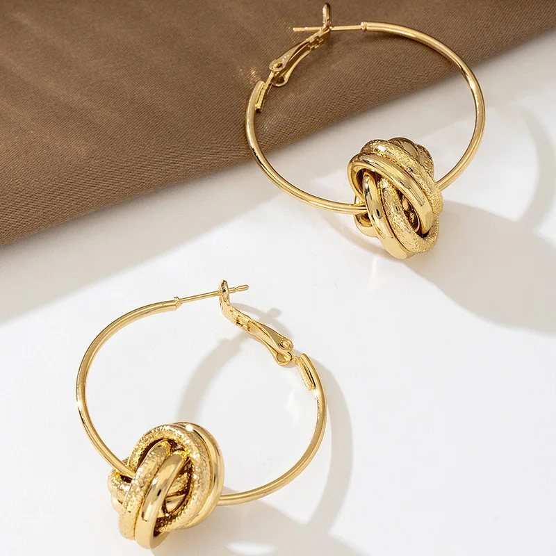 

Metal wind geometric twist winding circle ear studs, temperament stylish simple earrings, manufacturer wholesale