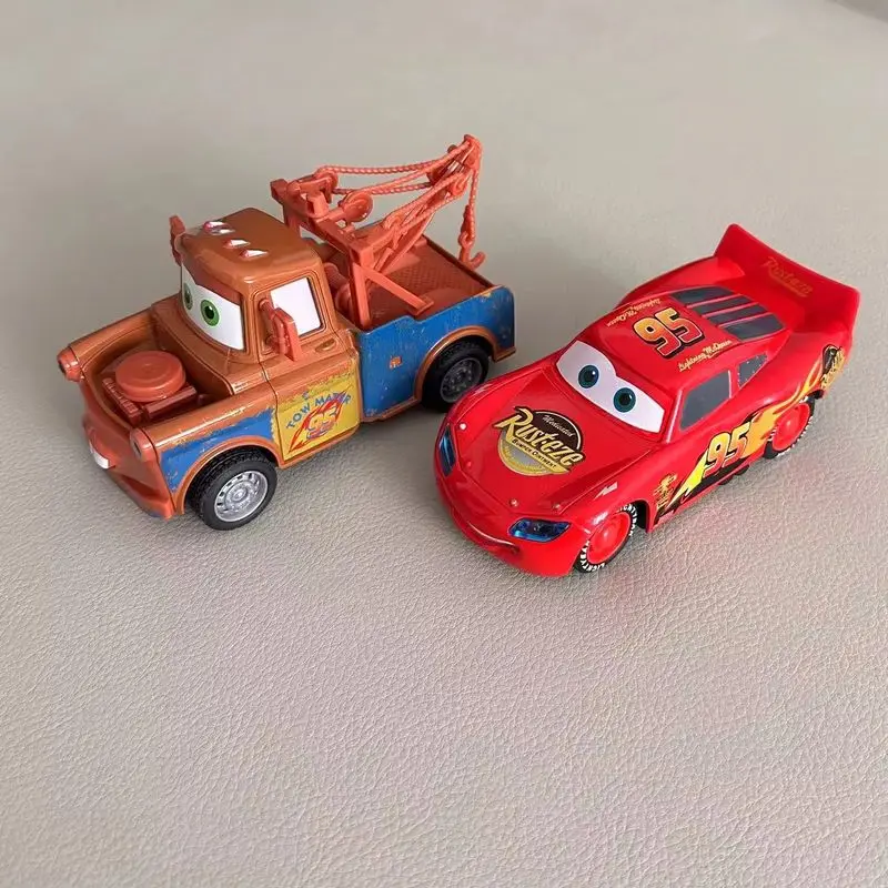 HOT Disney Toy Story 4 Cartoon Model Car McQueen Woody Con luci Inerziale Pull-back Auto a ruota libera Collezione di giocattoli Regalo per bambini