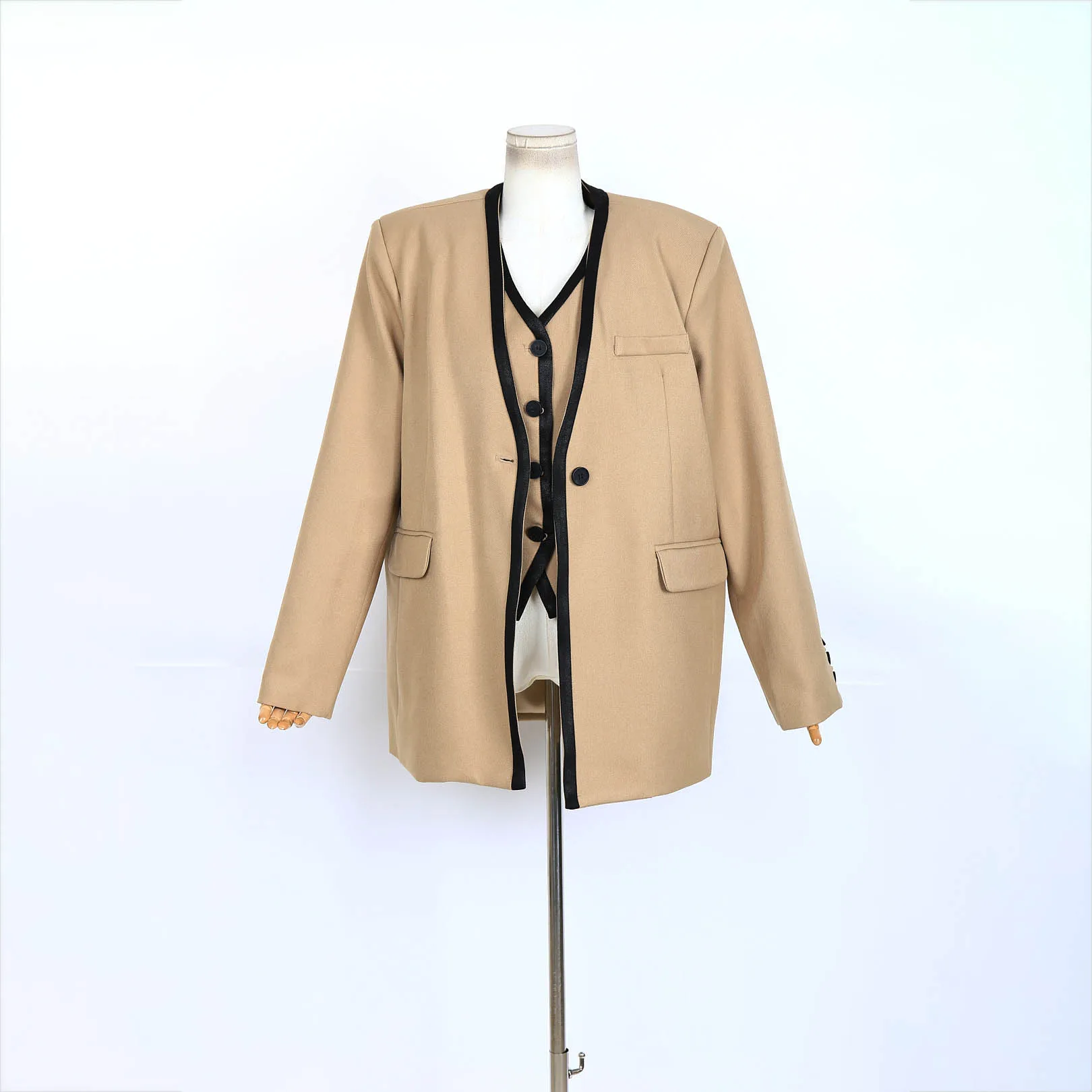 

Весенний женский бежевый пиджак 2024, высокое качество с черной отделкой, многослойный жилет, дизайн, модная свободная повседневная офисная женская куртка, пальто