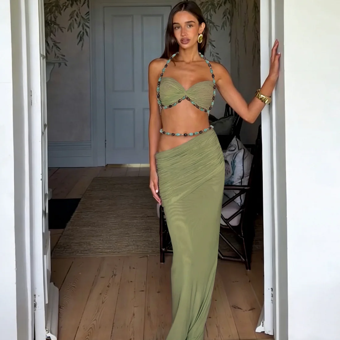 

Комплект из двух предметов: Сексуальный женский топ-халтер без бретелек с бисерной сеткой и драпировкой + облегающая макси-юбка. Костюм для вечеринок и клубов.